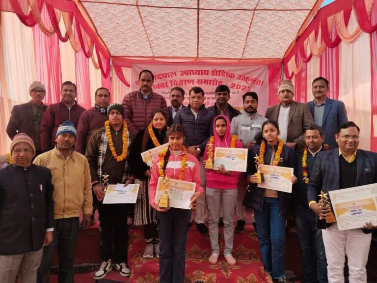 विधायक शिव अरोरा ने शैक्षिक उत्कृष्ट पुरस्कार देकर किया बच्चो को सम्मानित, अदित्यनाथ झा इंटर कॉलेज में हुआ था कार्यक्रम