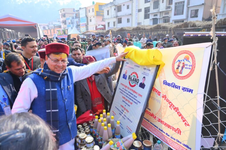 दीदी-भुली की बदौलत उत्तराखंड प्रगति की और अग्रसर:धामी  सीएम धामी ने कहा पीएम उत्तराखंड से करते है लगाव  रुद्रपुर मुख्यमंत्री पुष्कर सिंह धामी ने उत्तरकाशी में आयोजित दीदी भुली महोत्सव को सम्बोधित करते हुए कहा कि दीदी-भुलियों को आत्मनिर्भर व सशक्त बनाने हेतु सरकार कृतसंकल्प है