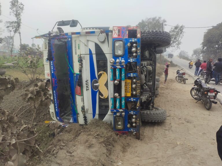 अनियंत्रण गति से आ रहा डम्पर नैय्या पुल के पास खेत में जा पल्टा गनीमत रही कि बड़ा हादसा होने से टला।