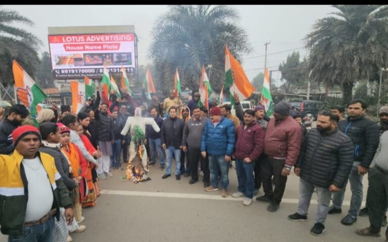 कांग्रेसियों ने फूंका भाजपा प्रदेश महामंत्री का पुतला अंकिता हत्याकाण्ड में शामिल भाजपा नेता को गिरफ्तार करने की मांग
