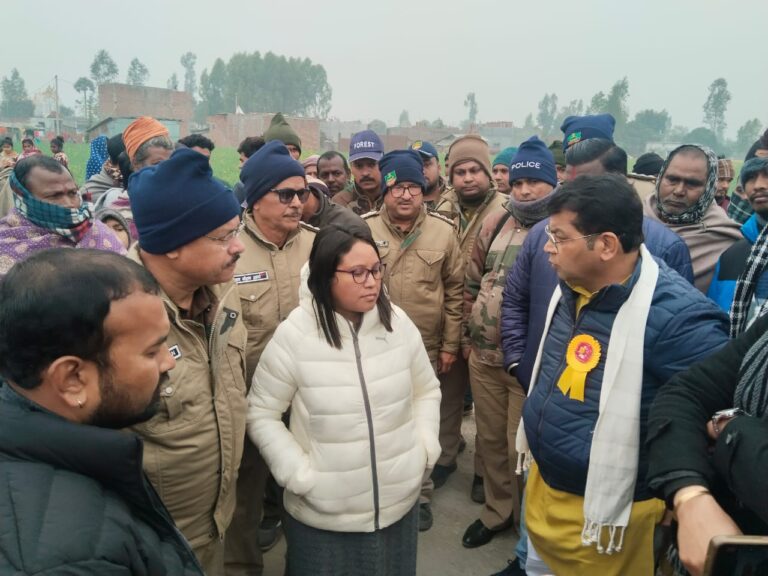 सुंदरपुर में तेंदुए की दहशत के बीच विधायक शिव अरोरा पहुँचे लोगो के बीच , मौके पर वनमंत्री से लेकर वन सचिव, डीएफओ , जिला अधिकारी से की दूरभाष पर वार्ता, विधायक बोले पिंजरे की परमिशन हेतु हो गयी है उच्च स्तर पर वार्ता जल्द होगी तेंदुए की पकड़ वन विभाग की क्षेत्र में गश्त जारी