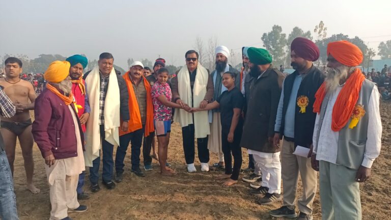 ग्राम बिंदुखेड़ा गुरुद्वारा श्री गुरु सिंह सभा द्वारा आयोजित 72 वॉ विशाल कुश्ती दंगल प्रतियोगिता में आज के मुख्य अतिथि पूर्व विधायक राजकुमार ठुकराल व बाबा प्रताप सिंह ने पहलवानों को हाथ मिलवा कर शुभारंभ किया ।