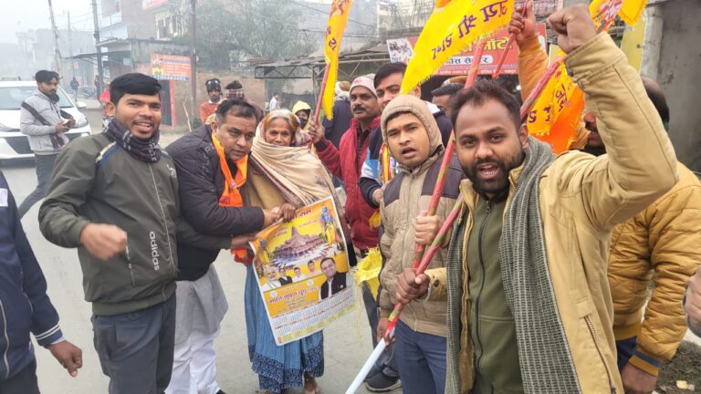 भाजपा आर्थिक प्रकोष्ठ के प्रदेश सहसंयोजक और समाजसेवी भारत भूषण चुघ ने ट्रांजिट कैंप में घर-घर जाकर पूजा सामग्री का वितरण किया