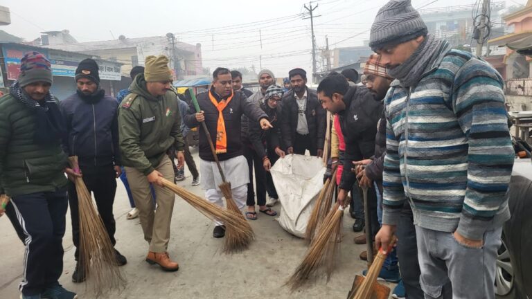 22 जनवरी को राम लला की प्राण प्रतिष्ठा के अवसर पर भाजपा नेता भारत भूषण चुघ के नेतृत्व में चलाया गया सफाई अभियान
