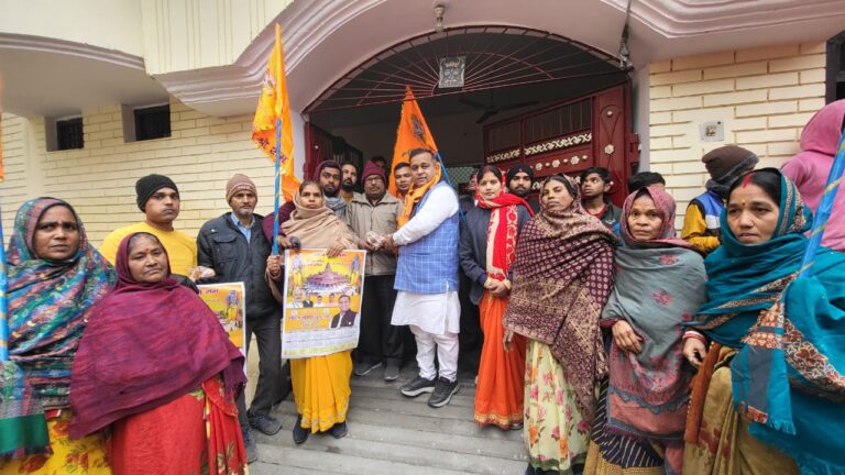 रुद्रपुर – भाजपा आर्थिक प्रकोष्ठ के प्रदेश सहसंयोजक और रामभक्त भारत भूषण चुघ ने खेड़ा के दर्जनों लोगों के साथ आज संतोषी देवी मंदिर से पूजा सामग्री व कैलेंडर वितरण का अभियान प्रारंभ किया