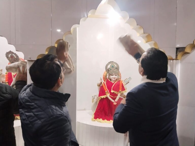 केंद्रीय रक्षा पर्यटन राज्यमंत्री अजय भट्ट ने कार्यकर्ताओं संग दुर्गा मंदिर में चलाया स्वच्छता अभियान, भट्ट बोले करोड़ो रामभक्तों सपना 22 जनवरी को साकार होने जा रहा है