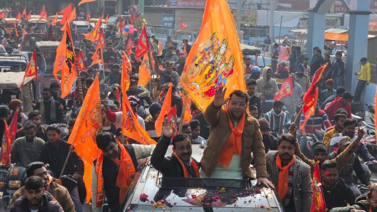 विधायक शिव अरोरा ने मुख्य बाजार में निकाली भगवा रैली , विधायक के साथ भगवा रंग में नजर आये सैकड़ो युवा लगे जय श्री राम के नारे