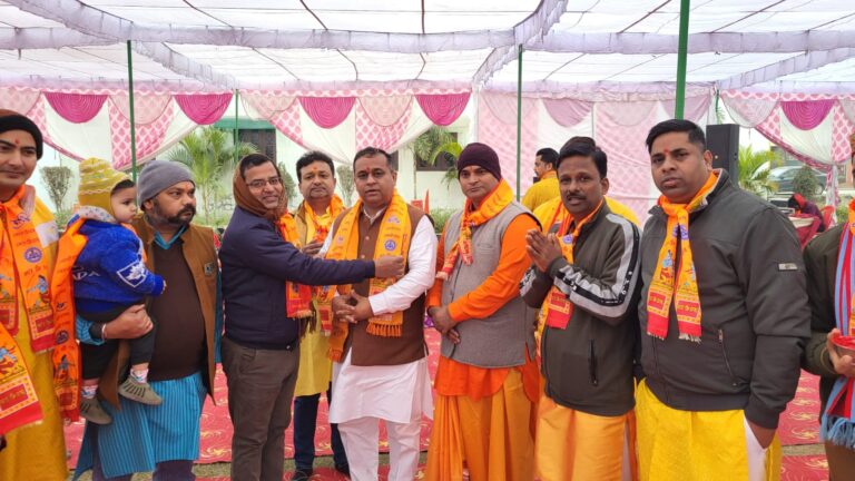 रुद्रपुर -आज अयोध्या धाम में श्री रामलला की मूर्ति का प्राण प्रतिष्ठा समारोह दिव्य और भव्य रूप से मनाया जा रहा है और पूरा देश इस ऐतिहासिक पल का साक्षी बन रहा है ।जहां अयोध्या में तमाम महत्वपूर्ण लोगों का जमावड़ा लगा हुआ है