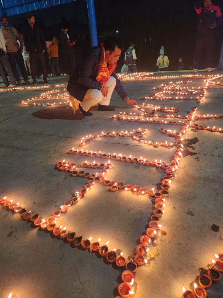 धोबीघाट पर दीपोत्सव कार्यक्रम में शामिल हुए विधायक शिव अरोरा, 5100 दीपो की श्रृंखला से जगमगाया कल्याणी घाट