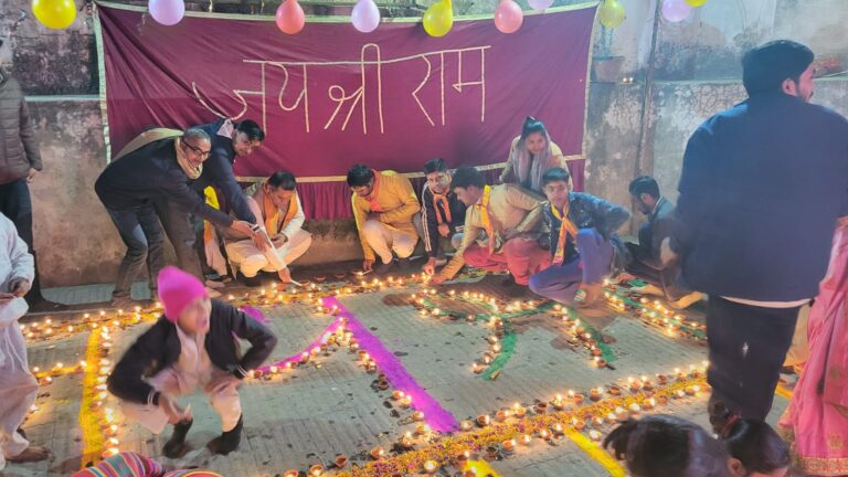 अयोध्या धाम में प्राण प्रतिष्ठा महोत्सव को लेकर पूरे शहर में लोग हर्षित और उल्लासित नजर आये। जगह-जगह लोगों ने दीप प्रज्ज्वलित कर प्रभु रामलला के मंदिर की शुभकामनाएं दी।