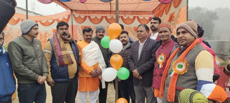 गणतंत्र दिवस पर निवर्तमान मेयर रामपाल सिंह ने जगह-जगह पहुंचकर किया ध्वजारोहण