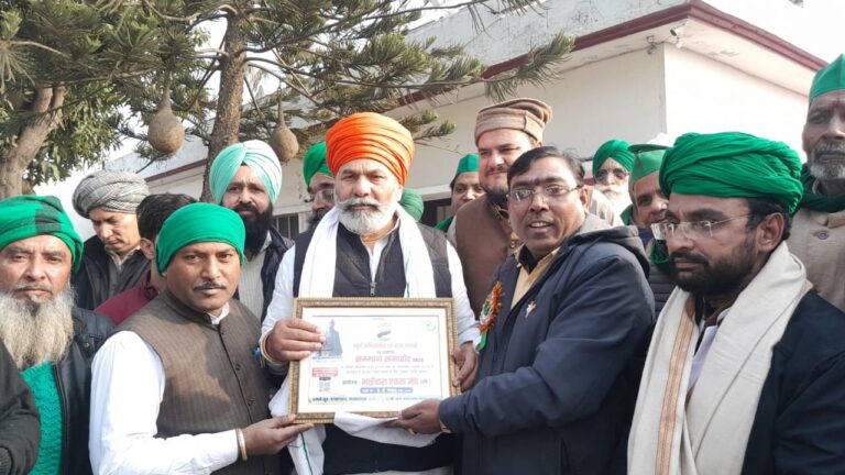 किसान नेता राकेश टिकैत से मिले भाईचारा एकता मंच के अध्यक्ष, स्मृति चिन्ह देकर किया स्वागत