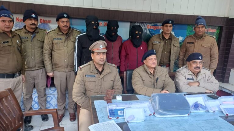 उधम सिंह नगर पुलिस का नशा तस्करों पर प्रहार जारी  किच्छा क्षेत्र में मिली बड़ी कामयाबी,505 ग्राम अफीम,57.95 ग्राम स्मैक व एक अदद देसी रिवॉल्वर के साथ तीन अभियुक्त गिरफ्तार ।