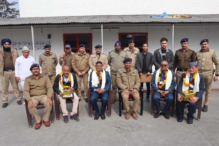 जनपद उधम सिंह नगर से अधिवर्षता सेवा पूर्ण करने पर पुलिस कर्मियों को दी गई भावभीनी विदाई।