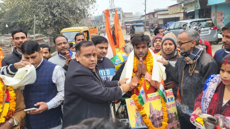 रुद्रपुर -साइकिल से सैकड़ो किलोमीटर की यात्रा कर रुद्रपुर के दो रामभक्त अयोध्या पहुंचे और रामलला के दर्शन कर साइकिल से ही वापस शहर में पहुंचे जहां उनका भाजपा आर्थिक प्रकोष्ठ के प्रदेश सहसंयोजक भारत भूषण चुघ व अन्य लोगों ने फूल माला पहनकर जोरदार स्वागत किया।