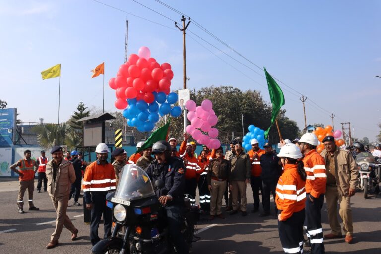 ऊधम सिंह नगर पुलिस ने हिंदुस्तान जिंक लिमिटेड कंपनी के साथ निकाली सड़क सुरक्षा जागरूकता रैली।  एसपी क्राइम / ट्रैफिक ऊधम सिंह नगर ने रैली को हरी झंडी दिखाकर किया रवाना।