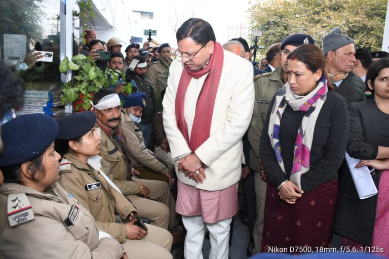 मुख्यमंत्री ने हल्द्वानी पहुंचकर लिया स्थिति का जायजा  घायल महिला पुलिस दल समेत अन्य पुलिसकर्मियों, प्रशासन, नगर निगमकर्मी और पत्रकार साथियों का जाना हाल चाल