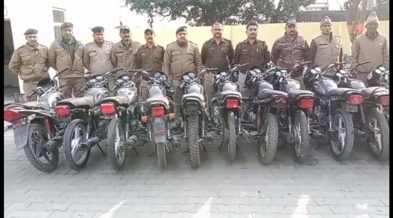 थाना ट्रांजिट कैंप पुलिस द्वारा ट्रांजिट कैंप थाना क्षेत्र में चलाया गया सघन चेकिंग अभियान  मोटरसाइकिल स्टंट करने व बिना नंबर प्लेट की बाइक चालकों के विरुद्ध चेकिंग अभियान