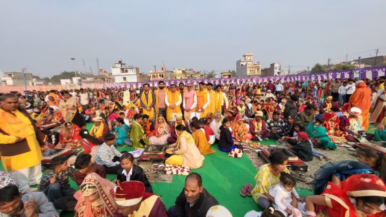 रुद्रपुर -लघु व्यापार मंडल ट्रांजिट कैंप की ओर से आज फुटबॉल मैदान में सातवां सामूहिक विवाह का आयोजन किया गया। जिसमें तमाम साधु संतों और गणमान्य लोगों ने विवाह समारोह में पहुंचकर नव दंपति को अपना आशीर्वाद दिया