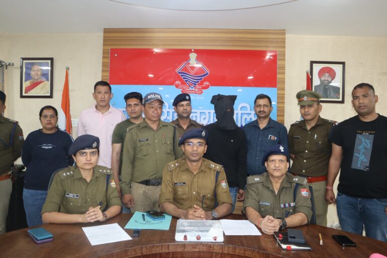 टैक्सी की आड़ में कर रहा था चरस तस्करी ऊधम सिंह नगर पुलिस ने किया गिरफ्तार।