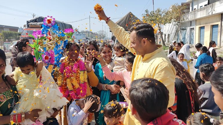 महाशिवरात्रि के पर्व के अवसर पर कांवड़ में भरकर लायें गये पवित्र गंगाजल से कांवड़ियों का भाजपा व्यवसायिक प्रकोष्ठ के जिला सह संयोजक एवं समाजसेवी सुशील गाबा द्वारा पुष्प वर्षा करते हुए स्वागत किया गया।