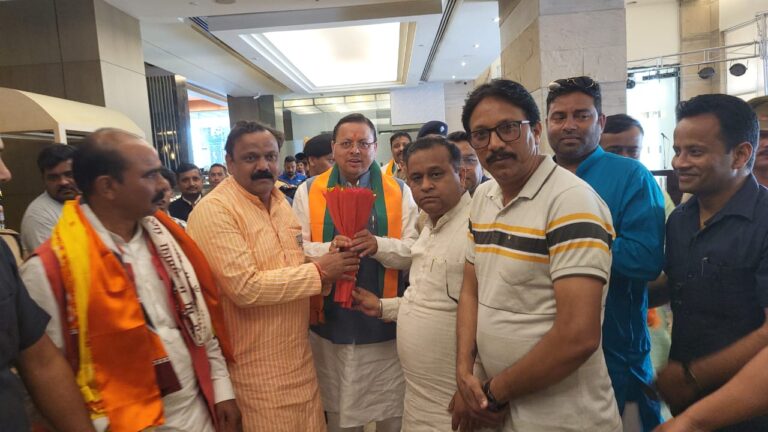 आज रुद्रपुर पहुंचने पर मुख्यमंत्री पुष्कर सिंह धामी एवं राज्यसभा सांसद एवं प्रदेश अध्यक्ष महेंद्र भट्ट और राज्यसभा सांसद नरेश बंसल जी का स्वागत किया