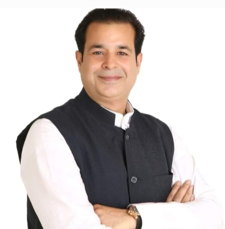 रूद्रपुर। कांग्रेस जिलाध्यक्ष हिमांशु गावा ने प्रधानमंत्री नरेन्द्र मोदी की रैली को लेकर कई सवाल उठाये हैं। उन्होंने कहा कि रूद्रपुर में पांचवी बार वोट मांगने आ रहे प्रधानमंत्री नरेंद्र मोदी को देवभूमि की जनता के कई सवालों के जवाब देने चाहिए।