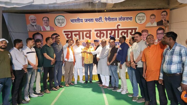 जैसे-जैसे लोकसभा चुनाव नजदीक आता जा रहा है वैसे-वैसे भाजपा के परिवार में इजाफा भी होता जा रहा है ।आज भाजपा चुनाव कार्यालय पर विधानसभा प्रभारी प्रकाश हरबोला ने रमपुरा के समाज सेवी दर्शन कोली को भाजपा की सदस्यता ग्रहण कराई