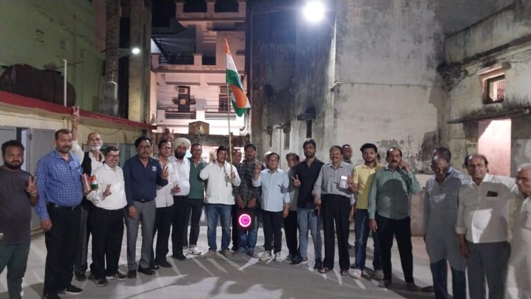 कांग्रेसियों ने जनसंपर्क कर कांग्रेस प्रत्याशी प्रकाश जोशी के लिये मांगे वोट