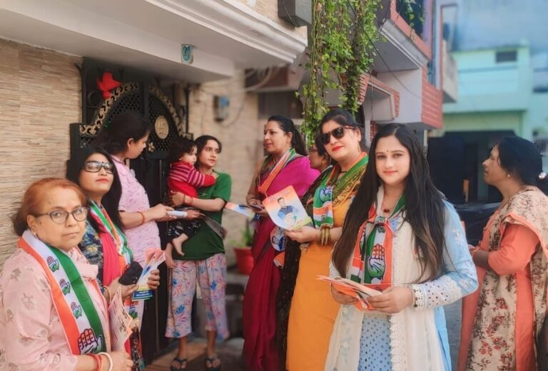 महिला कांग्रेस कमेटी नगर अध्यक्ष पूजा सिंह के नेतृत्व में कांग्रेस प्रत्याशी प्रकाश जोशी का चुनाव प्रचार हुआ तेज