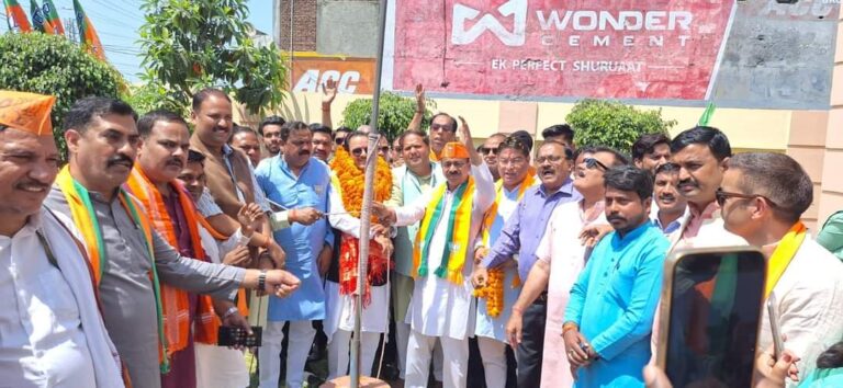 लोकसभा प्रत्याशी अजय भट्ट ने भाजपा के स्थापना दिवस पर जिला कार्यालय पर फैराया पार्टी का झंड्डा,वरिष्ठ लोगो को किया सम्मानित