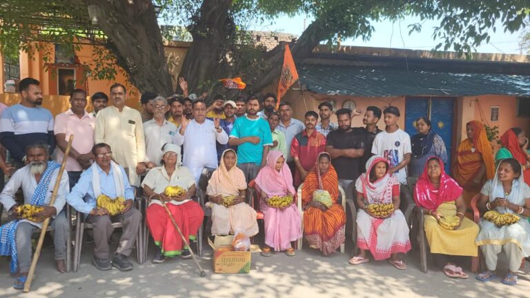 भारतीय जनता पार्टी के स्थापना दिवस पर आर्थिक प्रकोष्ठ के प्रदेश सहसंयोजक भारत भूषण चुघ ने कार्यकर्ताओं के साथ जाकर कुष्ठ आश्रम में फल वितरित किए।