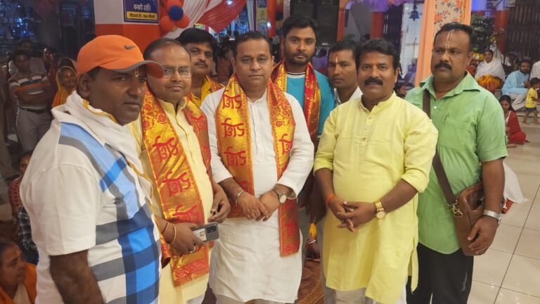 आदर्श इंदिरा बंगाली कॉलोनी में सार्वजनिक अखंड महा नाम संकीर्तन का आयोजन किया गया जिसमें गत रात्रि भाजपा आर्थिक प्रकोष्ठ के प्रदेश सहसंयोजक भारत भूषण चुघ पहुंचे जहां उन्होंने माथा टेक आशीर्वाद लिया