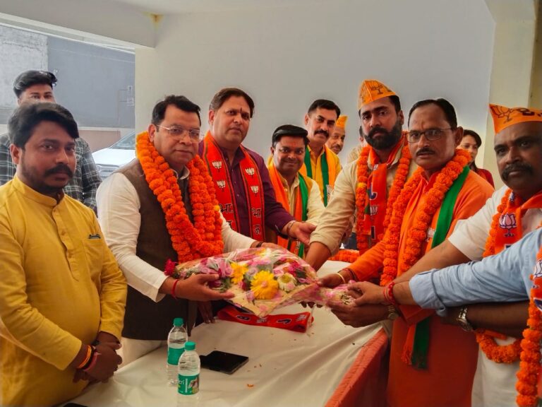 विधायक शिव अरोरा ने दक्ष कॉलोनी से कि रुद्रपुर विधानसभा मे पथसभा की शुरुआत, विधायक बोले जनता मोदी के काम पर एक बार फिर लगाएंगी मोहर आने वाले लोकसभा चुनाव मे भाजपा के पक्ष मे मतदान की अपील