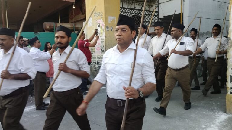 आज राष्ट्रीय स्वयंसेवक संघ द्वारा नव वर्ष के उपलक्ष मैं जनता इंटर कॉलेज से निकलकर मुख्य बाजार होते हुए वापस जनता इंटर कॉलेज तक स्वयं सेवकों द्वारा पथ संचलन निकाला गया