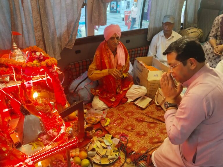 नवरात्रि के पूर्व संध्या माँ ज्वाला देवी की ज्योत पहुंची रूद्रपुर, विधायक शिव अरोरा ने दर्शन कर लिया आशिर्वाद