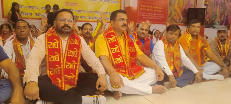 रूद्रपुर। वार्ड नंबर 35 आदर्श इन्द्रा बंगाली कॉलोनी में सार्वजनिक अखण्ड महानाम संकीर्तन कमेटी द्वारा आयोजित अखण्ड नाम संकीर्तन में पूर्व विधायक राजकुमार ठुकराल ने पहुंचकर संकीर्तन सुना और भण्डारे का प्रसाद ग्रहण किया