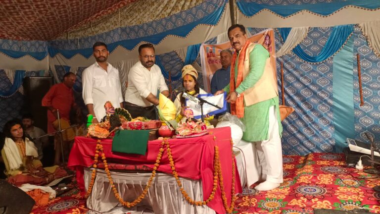 रूद्रपुर । वार्ड नं 14 भदईपुरा सरकारी स्कूल के पार्क में सात दिवसीय श्रीमद् भागवत कथा के समापन में पूर्व विधायक राजकुमार ठुकराल व समाजसेवी संजय ठुकराल ने कथावाचक पूजनीय श्री अभिषेक दास जी महाराज को शाल ओढ़ाकर व स्मृति चिन्ह देकर सम्मानित किया।