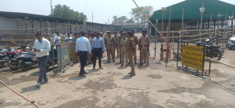 लोकसभा निर्वाचन हेतु बनाये गये स्ट्रांग रूम की सुरक्षा व्यवस्था का एसएसपी ऊधम सिंह नगर ने लिया जायजा।  सुरक्षा व्यवस्था के समुचित प्रबन्ध सुनिश्चित करने के दिये निर्देश।