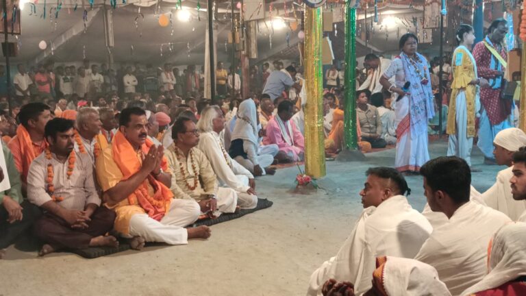 रूद्रपुर। ग्राम शिवपुर में श्री श्री प्रभु जी का महानाम संकीर्तन कमेटी द्वारा आयोजित अखण्ड नाम संकीर्तन में पूर्व विधायक राजकुमार ठुकराल ने पहुंचकर संकीर्तन सुना और भण्डारे का प्रसाद ग्रहण किया।