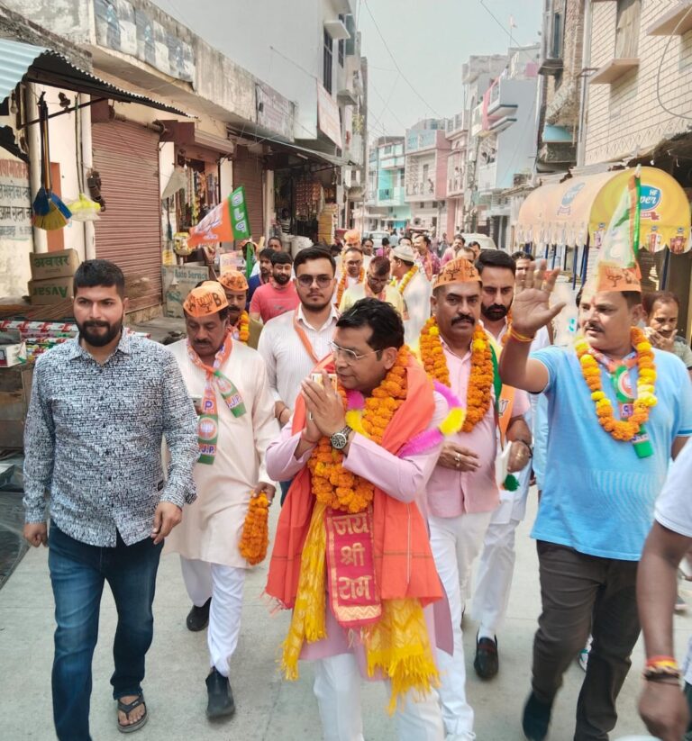 विधायक शिव अरोरा ने इंद्रा कॉलोनी, इंद्रा आदर्श बंगाली कॉलोनी मे किया डोर टू डोर जनसंपर्क अजय भट्ट के पक्ष मे मांगे वोट,विधायक बोले भाजपा की जीत निश्चित