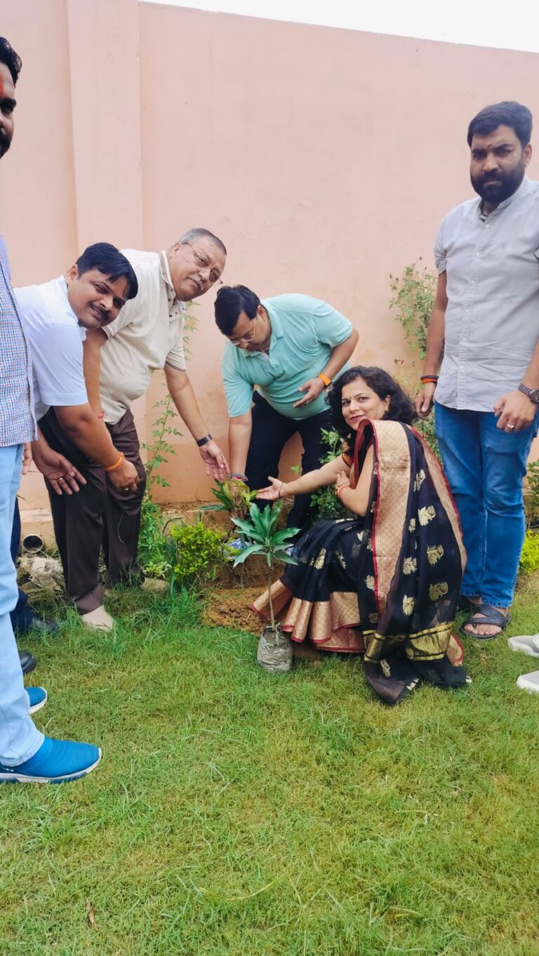 एक पेड़ अपनी मां के नाम के अंतर्गत स्टार किड्स जूनियर हाई स्कूल में हुआ पौधारोपण कार्यक्रम