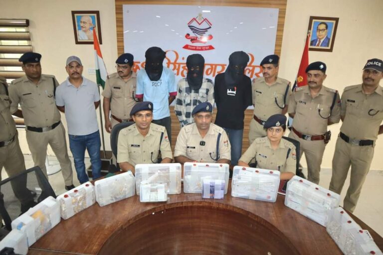 रुद्रपुर के पहाड़ी सुनार के घर काम कर रहा लड़का हे बना चोरी का मास्टरमाइंड  ट्रांजिट कैंप क्षेत्र के जनपद रोड पर अल्मोड़ा पहाड़ी सुनार ज्वेलर्स पर हुई थी लाखो की चोरी