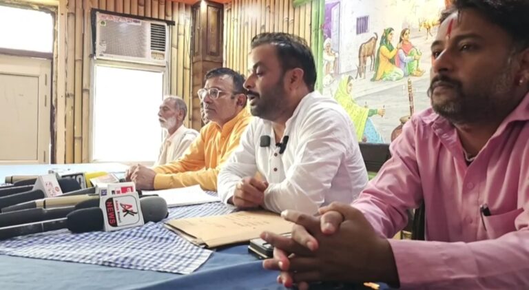 प्रेस वार्ता कर अटारिया मंदिर के महंत पुष्पा देवी के पुत्र अरविंद शर्मा ने शक्ति विहार कालोनी में प्लॉट का फर्जीवाड़ा करने वालो के  खिलाफ खोला मोर्चा