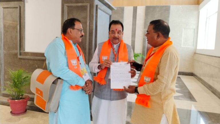 मेयर रामपाल सिंह एवं पूर्व प्रदेश अध्यक्ष अनिल चौहान ने मुख्यमंत्री पुष्कर सिंह धामी सांसद अजय भट्ट एवं कैबिनेट मंत्री सौरभ बहुगुणा से की मुलाकात