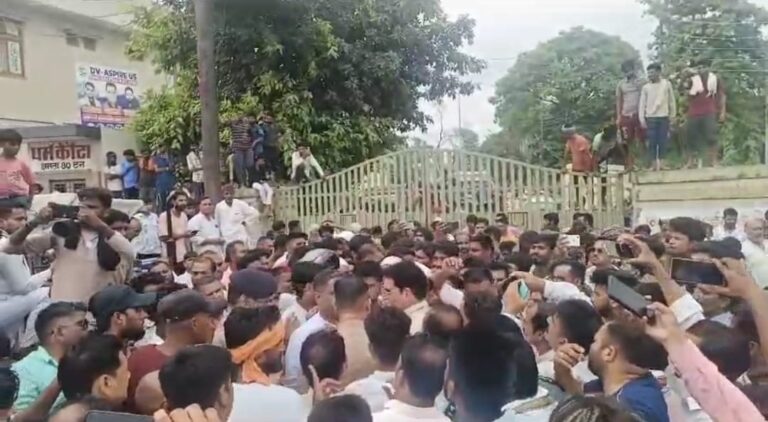 आढ़ती के पुत्र ने दो पल्लेदारों को अपनी लाईसेंसी पिस्टल से गोली चलाकर किया घायल