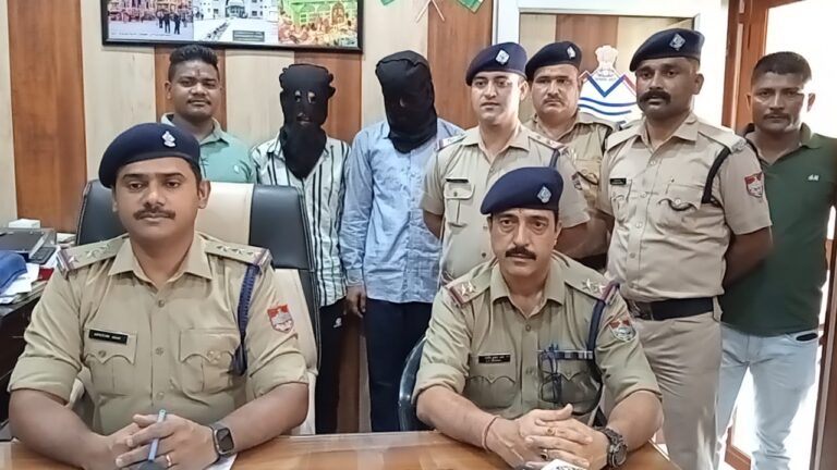 काशीपुर क्षेत्र के घरों में हुई चोरी का ऊधम सिंह नगर पुलिस ने किया खुलासा।  काशीपुर पुलिस ने 02 शातिर चोरों को किया गिरफ्तार।*  आरोपियों से चोरी किए गए आभूषण, नकदी और 02 वाहन बरामद।