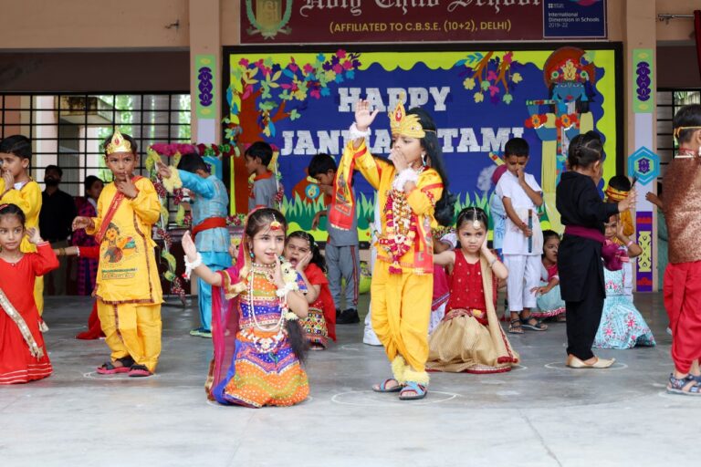 होली चाइल्ड के प्रांगण में जन्माष्टमी के उपलक्ष्य में हर्षोल्लास व भक्तिभावपूर्ण कार्यक्रम किया गया।