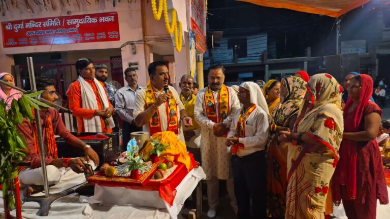 वार्ड नं. 24 रम्पुरा में दुर्गा मन्दिर पर सात दिवसीय श्रीमद् भागवत कथा का पूजा अर्चना कर पूर्व विधायक राजकुमार ठुकराल ने शुभारंभ किया।