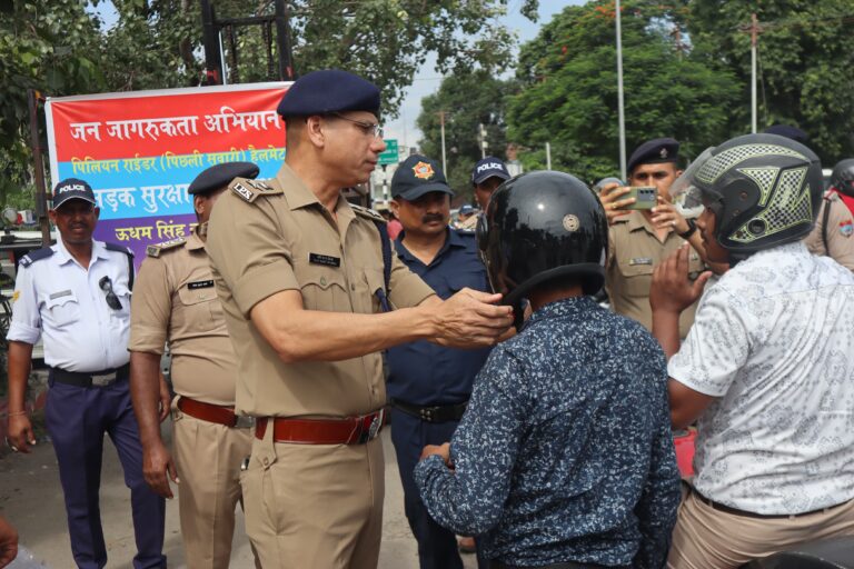 एसएसपी मणिकांत मिश्रा ने हेलमेट पहनाकर की डबल हेलमेट अभियान की शुरुआत  पुलिस महानिदेशक, उत्तराखंड   द्वारा एक दिन पूर्व ही डबल हेलमेट पहनने के दिए थे निर्देश।